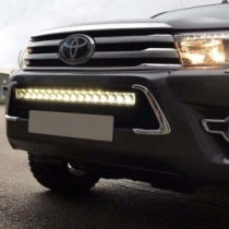 Toyota Hilux 2016 sur grande barre lumineuse auxiliaire à LED Lazer Lights Triple R16