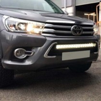 Toyota Hilux 2016 sur grande barre lumineuse auxiliaire à LED Lazer Lights Triple R16