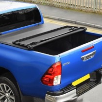 Toyota Hilux 2021 - Couvre-caisse souple pliable en trois parties (modèles avec porte-échelle)