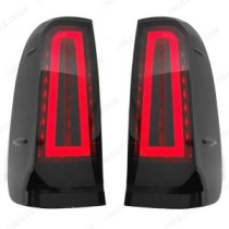 Feux arrière dynamiques à LED fumés Predator pour Toyota Hilux 2005-2015