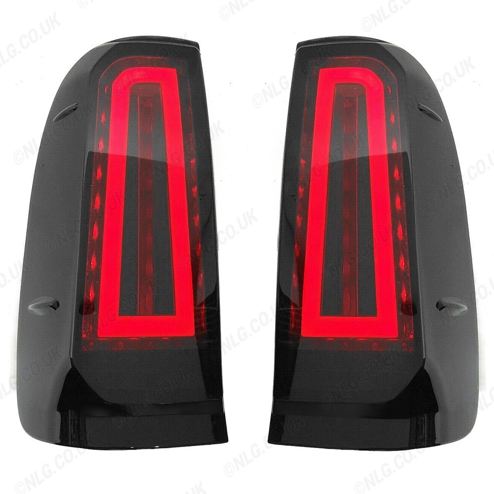 Feux arrière dynamiques à LED fumés Predator pour Toyota Hilux 2005-2015